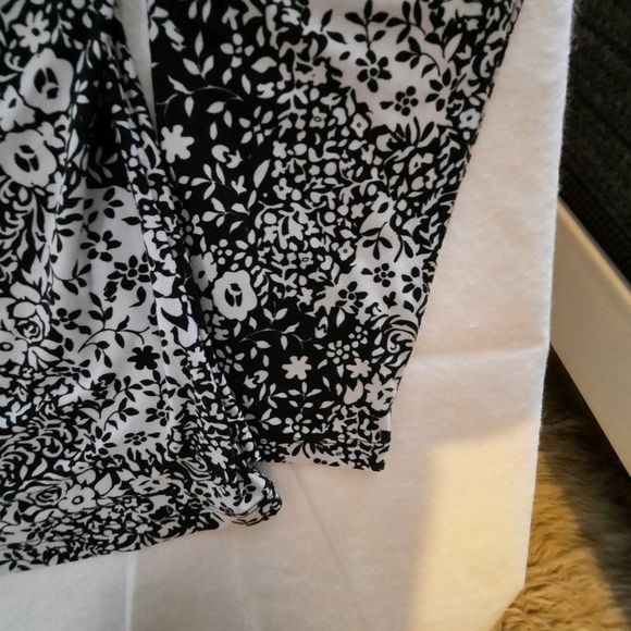 tres YOU Soft Black and White Floral Printed Scalloped Neck Top Ladies size XL - Picture 4 of 9